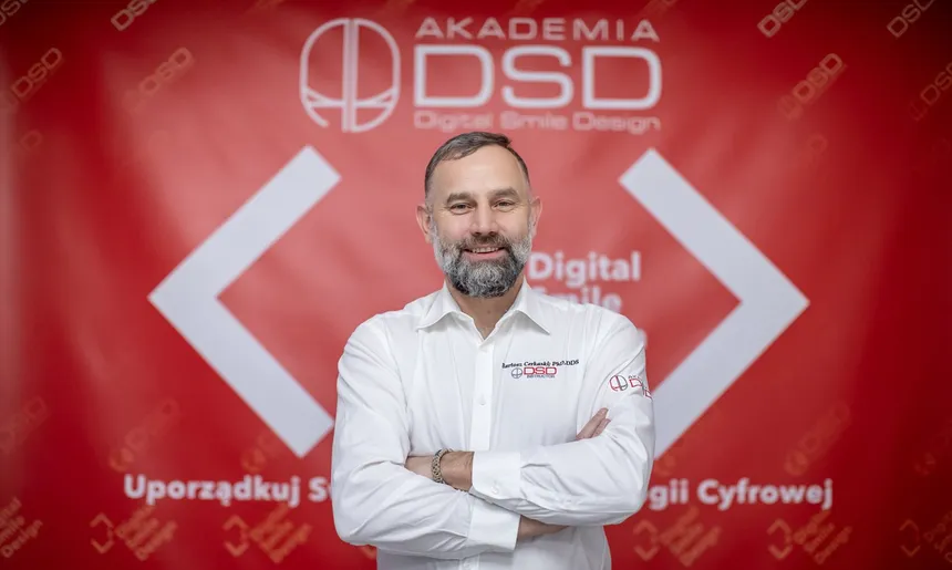 Bartosz Cerkaski przy banerze Akademii DSD